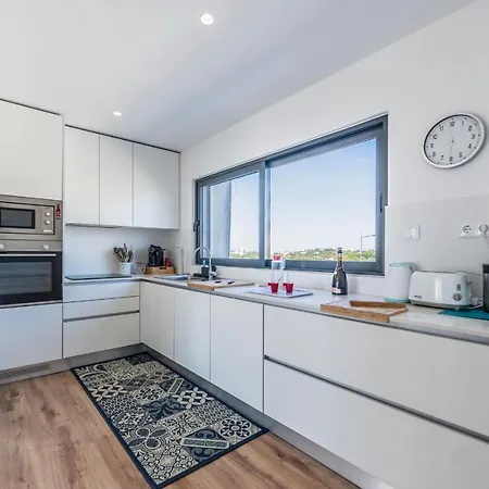 Stunning 3 Bdr Flat W/ Rooftop Pool By Lovelystay *