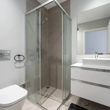 Stunning 3 Bdr Flat W/ Rooftop Pool By Lovelystay *