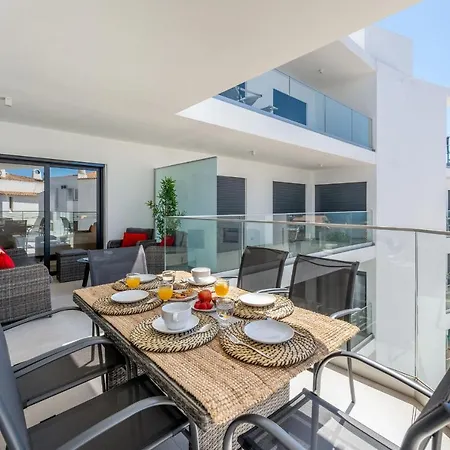 Stunning 3 Bdr Flat W/ Rooftop Pool By Lovelystay Daire