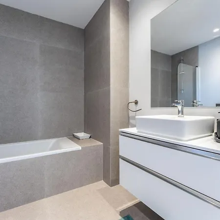 Stunning 3 Bdr Flat W/ Rooftop Pool By Lovelystay