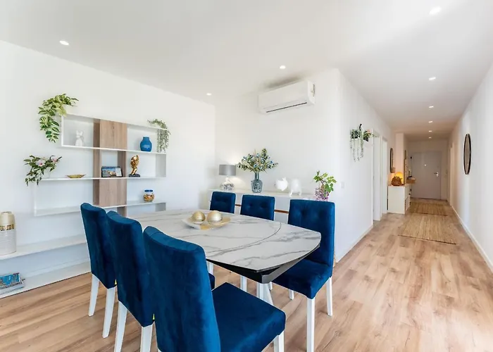 Stunning 3 Bdr Flat W/ Rooftop Pool By Lovelystay