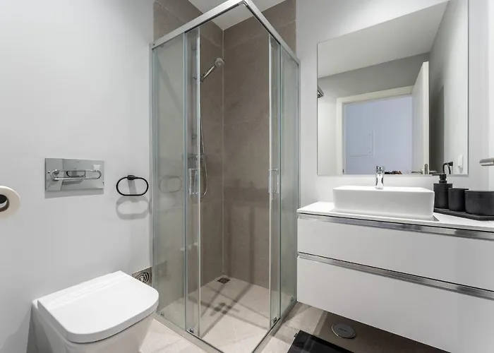 Stunning 3 Bdr Flat W/ Rooftop Pool By Lovelystay *