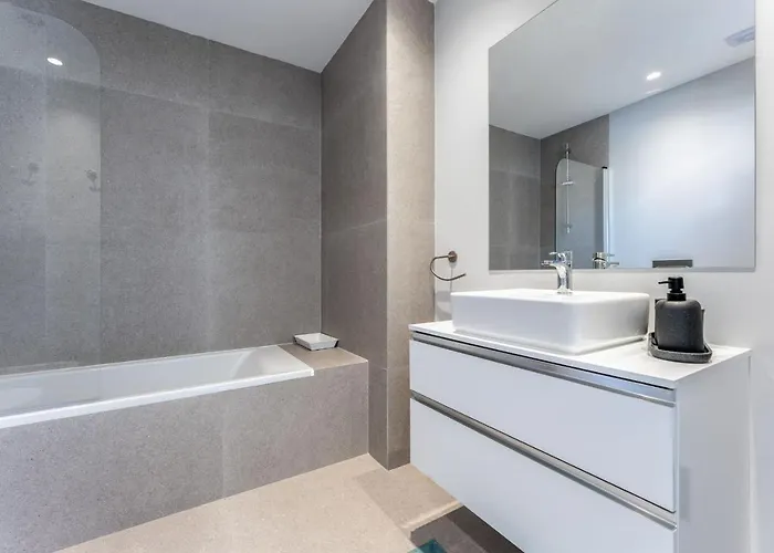 Stunning 3 Bdr Flat W/ Rooftop Pool By Lovelystay