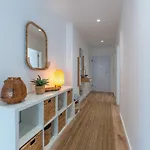 Апартаменты Stunning 3 Bdr Flat W/ Rooftop Pool By Lovelystay