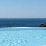 Stunning 3 Bdr Flat W/ Rooftop Pool By Lovelystay Апартаменты