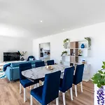 Stunning 3 Bdr Flat W/ Rooftop Pool By Lovelystay Апартаменты