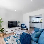 Stunning 3 Bdr Flat W/ Rooftop Pool By Lovelystay *